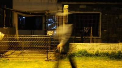 Las autoridades aún no definen si levantarán cargos contra la mujer que alega que asesinó a su esposo en defensa propia. Foto: El País, Uruguay.