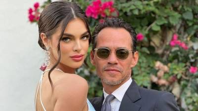 El cantante Marc Anthony y y su novia Nadia Ferreira.