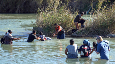 Imagen referencial de migrantes cruzando el río Grande.