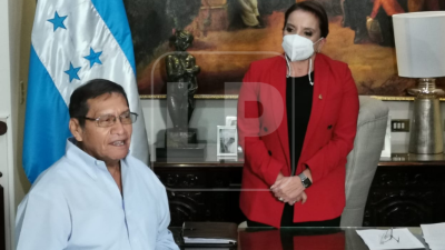 El sacerdote Andrés Tamayo y la presidenta de Honduras, Xiomara Castro.