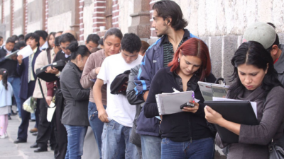 Personas haciendo fila en busca de un empleo.