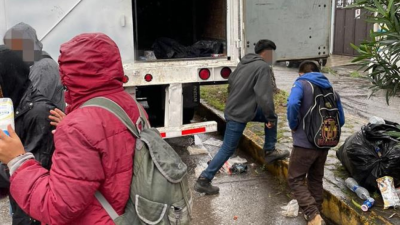 En el vehículo viajaban escondidos más de 160 extranjeros, la mayoría de Guatemala, República Dominicana y El Salvador.