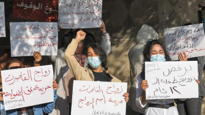 Activistas de una organiación feminista iraquí se manifestaron frente al tribunal.