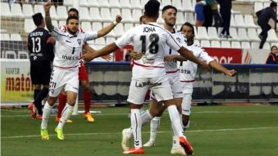 Jonathan Mejía celebra con sus compañeros una de las anotaciones del Albacete.