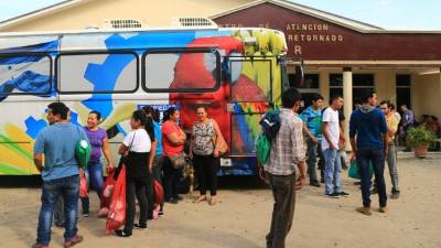 Retornados en las afueras del centro de atención.