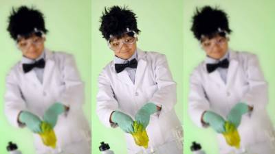 No olvides utilizar gabacha y gafas para proteger tus ojos.