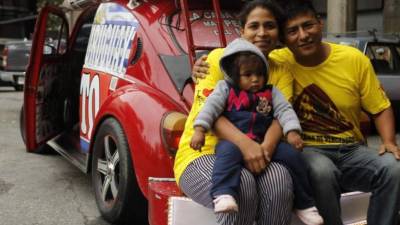 La familia Regalado dice que disfrutan al máximo andar por varios países conociendo la cultura y sobre todo mostrando su vehículo.