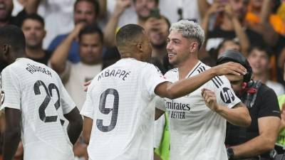 Fede Valverde celebrando su gol con Kylian Mbappé.