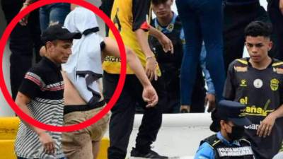 La noticia del aficionado que agredió a una mujer policía en la Gran Final del fútbol hondureño ha trascendido fronteras y en las redes sociales exigen que se haga justicia.