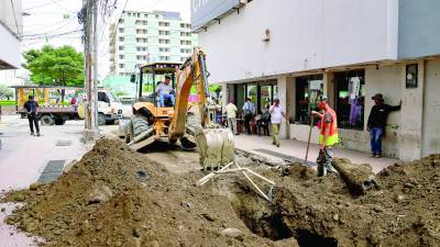 <b>Así avanzan los trabajos en la calle peatonal ubicada al costado sur del parque central.</b>