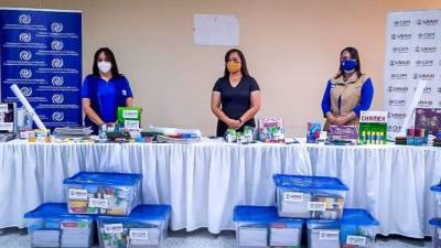 El evento de donación incluyó a funcionarios de Educación que recibieron las maletas.
