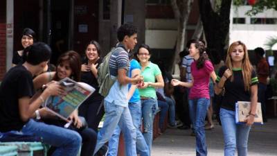 Estudiantes de la Unah-VS en la plaza Froylán Turcios. Foto: Wendell Escoto