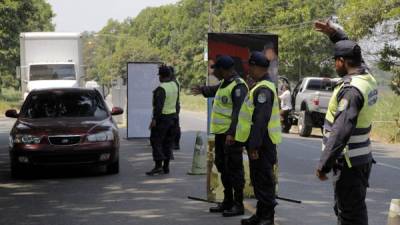 Agentes vigilan de cerca los puntos de entrada a La Ceiba. Foto: Esaú Ocampo