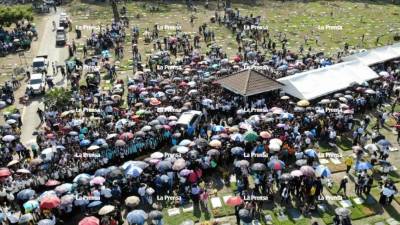 La reconocida pastora Ninoska Ponce fue despedida la tarde de este domingo en el cementerio Jardines del Recuerdo de San Pedro Sula. Foto Yoseph Amaya.