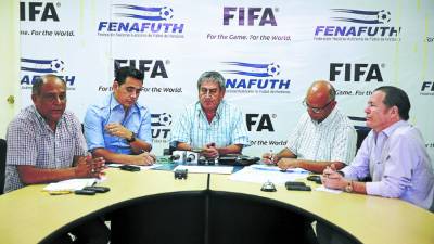 Amílcar Burgos, Benigno Pineda, Jorge árias, Edgard Ramírez y Carlos Arduvini, miembros de la Comisión de Arbitraje.