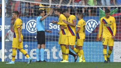 El defensor Gerard Piqué cometió una clara falta penal que significó el empate final del Osasuna. Foto AFP.