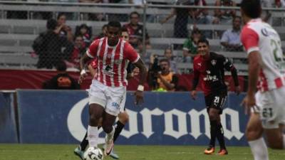 Beckeles fue de los hombres más importantes en el terreno de las acciones. Foto Necaxa.