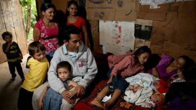 En el humilde hogar de la familia Deras Castellanos los trillizos crecen con dos hermanos más en una vivienda con estructura de madera y forrada de cartón.