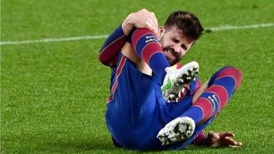 Gerard Piqué se duele de su rodilla derecha que ya lo tuvo un buen tiempo de baja. Foto AFP