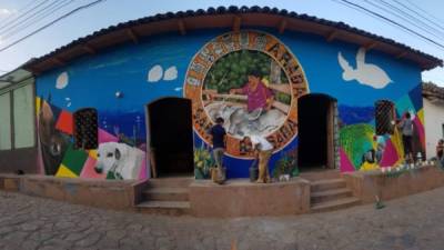 Arada es un municipio de Santa Bárbara, conocido por su buen café y gente amable, recientemente artistas nacionales y extranjeros realizaron un proyecto masivo de murales pintorescos en dicho pueblo.