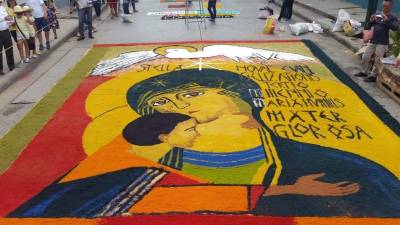 Uno de los principales atractivos de los turistas es la elaboración de las tradicionales alfombras de Semana Santa.