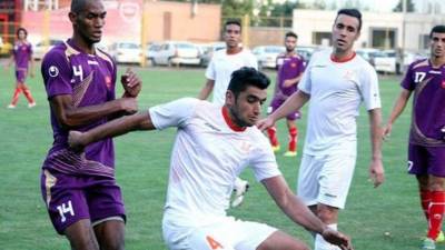 Bengtson en plena acción disputa el balón contra un adversario.