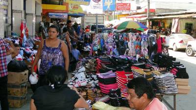 En las aceras del centro de El Progreso existen cerca de 350 vendedores ambulantes, con ello las vías se miran saturadas.