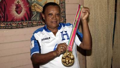 Doña Adilia Ramos dice que su hijo le premitó la medalla de oro. Foto Javier Rosales