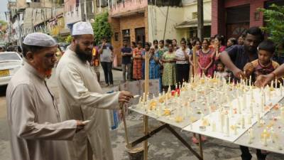 Musulmanes de Sri Lanka encienden velas en un ofertorio improvisado en el exterior de la iglesia de San Antonio, en Colombo. EFE