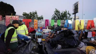 Autoridades limpian la zona donde permanecían migrantes que fueron desalojados, hoy, en Tijuana (México).