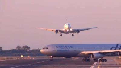 Una aeronave de la compañía UTAir a punto de aterrizar rectificó en el último momento al cruzarse en su camino un Airbus 340.