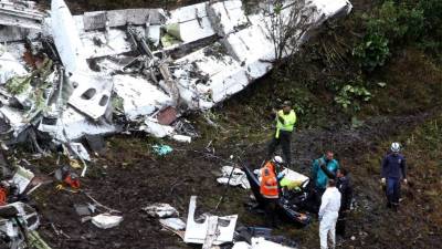 Equipos de rescate en el lugar del accidente aéreo ocurrido en el municipio de La Ceja, departamento de Antioquia. Foto EFE