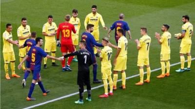 El pasillo que le realizaron los jugadores del Villarreal al Barcelona. Foto AFP