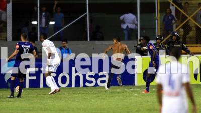 El momento que el aficionado dispara al arco del Motagua en el momento del gol del empate del Olimpia. Foto Juan Salgado