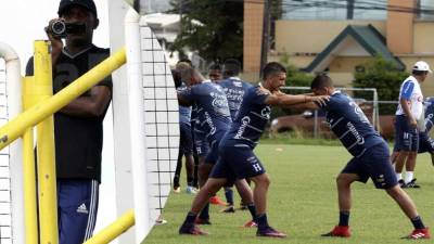 El espía que grabó el entrenamiento de la Selección de Honduras en Trinidad y Tobago. Foto Delmer Martínez/Enviado Especial