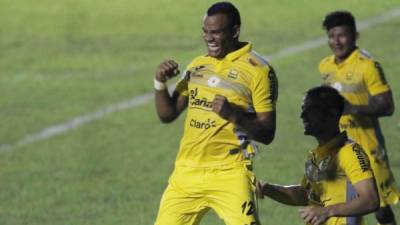 Rony Martínez celebrando su gol 100 en la Liga Nacional. Foto Neptalí Romero