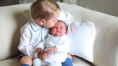 'Estamos complacidos de mostrar la primera imagen de George y Charlotte', decía tuit de Kensington Palace.