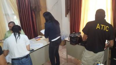 Momento en que los agentes de la Atic requieren los documentos.