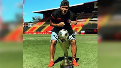 Alex López posa con el trofeo de campeón con el Alajuelense.