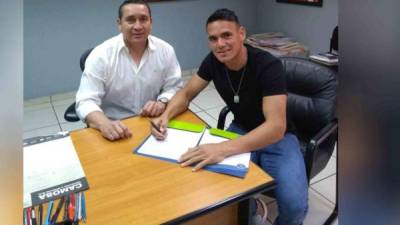 Roberto Moreira firmó por un año más de contrato con el Motagua, lo acompañó el presidente financiero Juan Carlos Suazo de los azules.