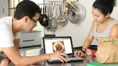 Dos jóvenes muestran su proyecto de comercio electrónico. Foto: Amílcar Izaguirre
