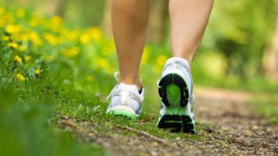 Caminar es un ejercicio que le ayuda a mantener el cerebro joven.