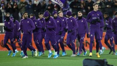Tres jugadores del Fiorentina y tres miembros del cuerpo técnico y sanitario dieron positivo por coronavirus .