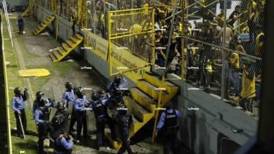 Lamentable. Tras el final del Real España vs Olimpia que ganó el club olimpista 0-1 con gol de Bengtson, los actos de violencia se hicieron presente al estadio Morazán ya que las barras de ambos clubes protagonizaron un caos en el recinto deportivo. Fotos Edwin Romero.