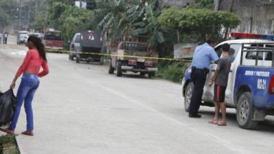 El cuerpo quedó tirado en una de las calles.