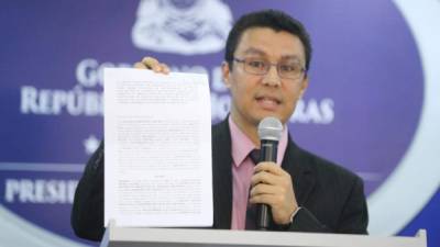 Ebal Díaz muestra el documento de la denuncia presentada al Ministerio Público.