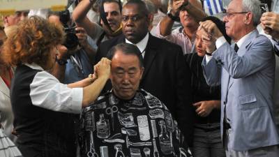 El secretario general de la ONU, Ban Ki-moon, aprovechó para cortarse el cabello en una barbería.