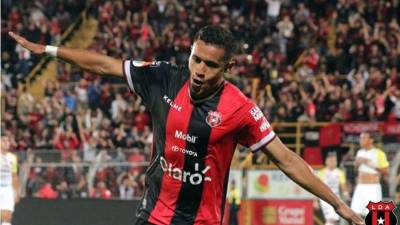El atacante hondureño Roger Rojas brilla en el Alajuelense, suma cuatro goles.