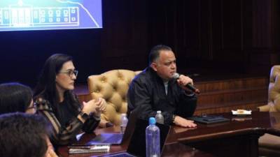 Los gerentes municipales se reunieron con los empleados municipales.