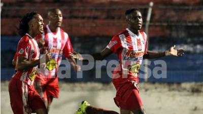 Marvin Bernárdez le dio el triunfo al Vida contra el Platense. Foto Javier Rosales
